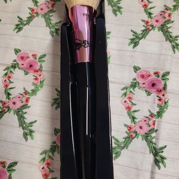 Tattoo Junkie Glo-Lite Powder Brush - Picture 2 of 5